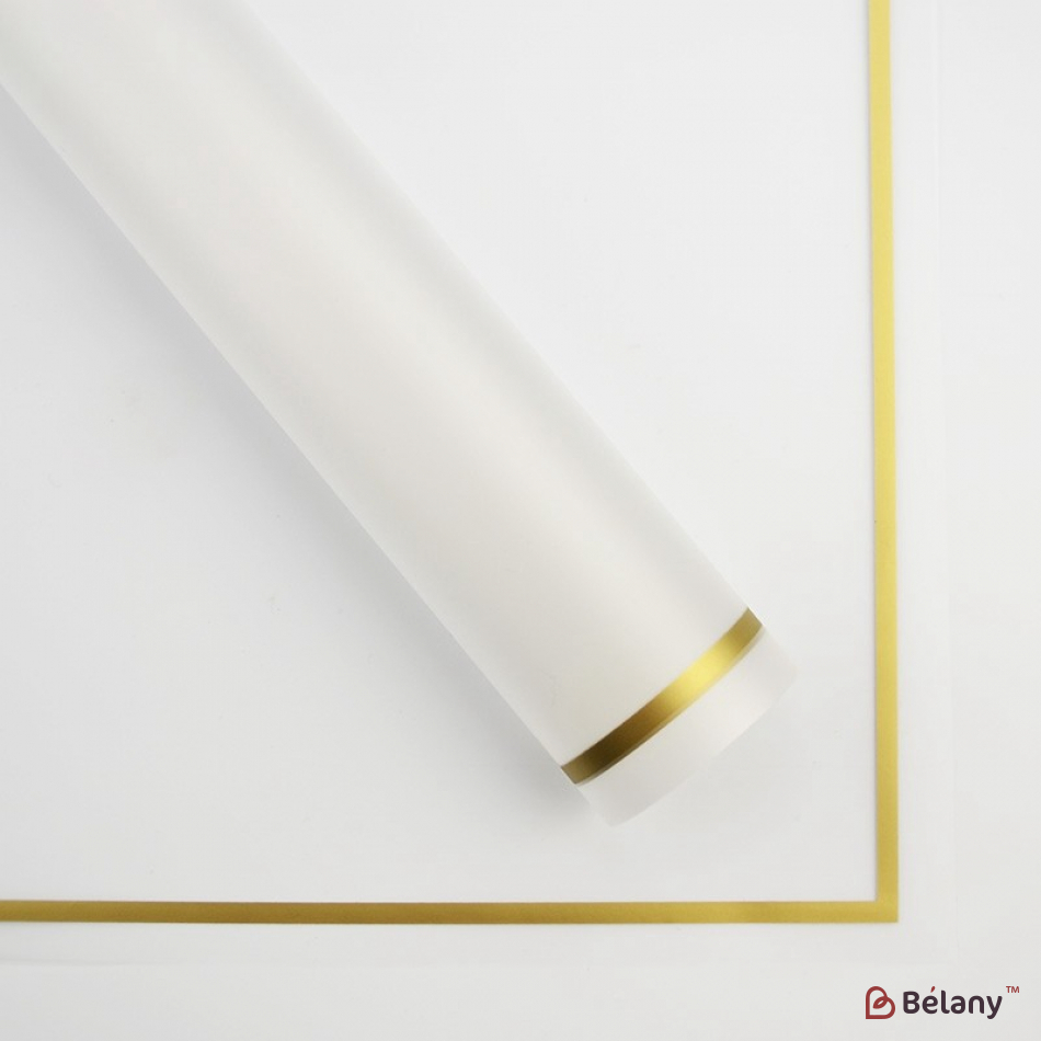 Калька напівпрозора із золотим кантом.