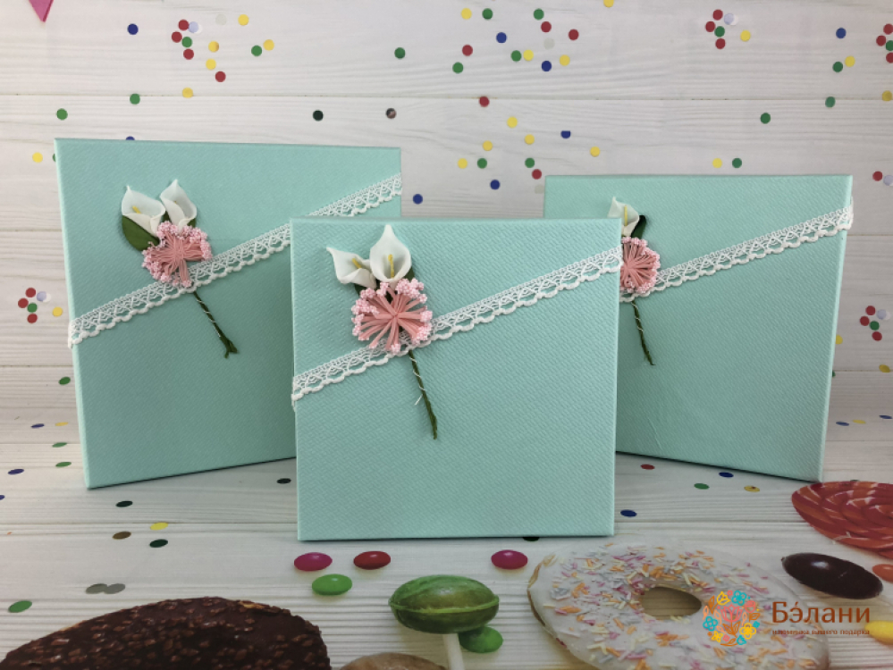 Подарочная коробка "With flower" голубая