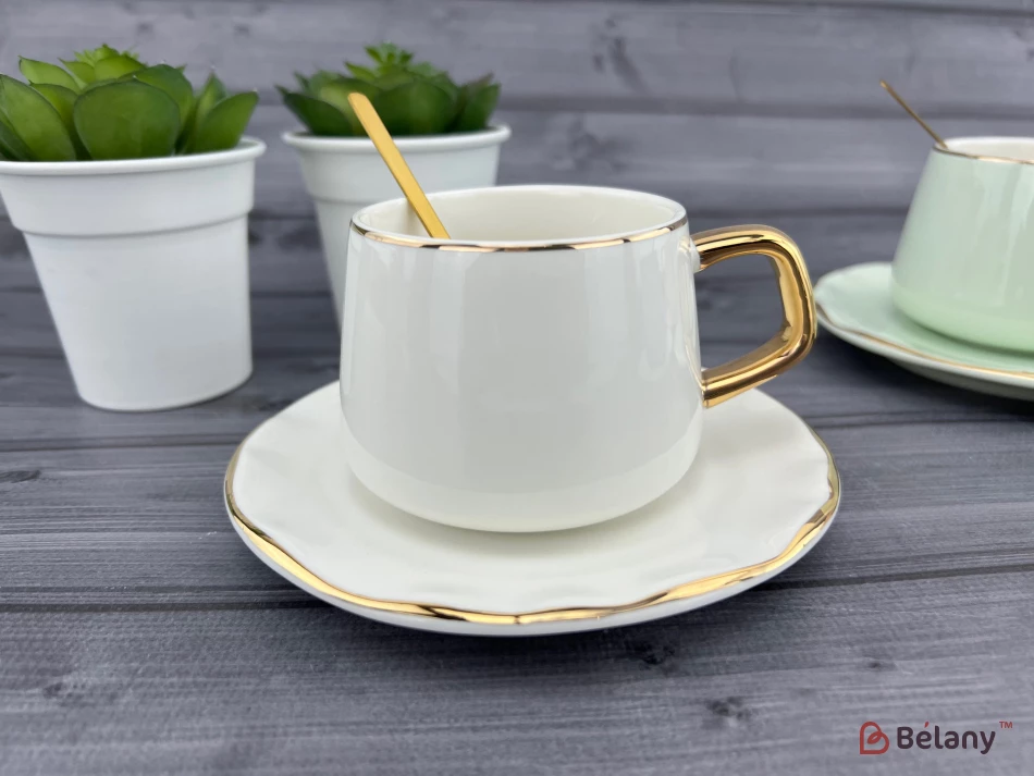 Керамическая чашка с блюдцем "Gold edge" белая