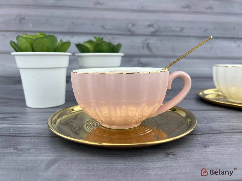 Керамическая чашка с блюдцем "Honnestly" розовая