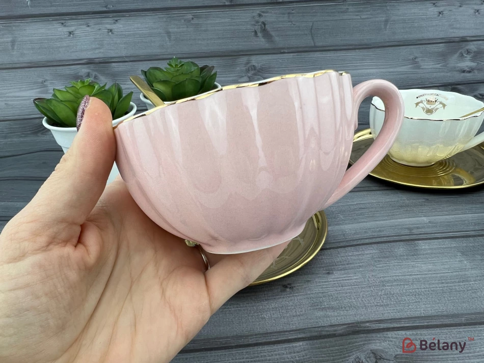 Керамическая чашка с блюдцем "Honnestly" розовая | 2