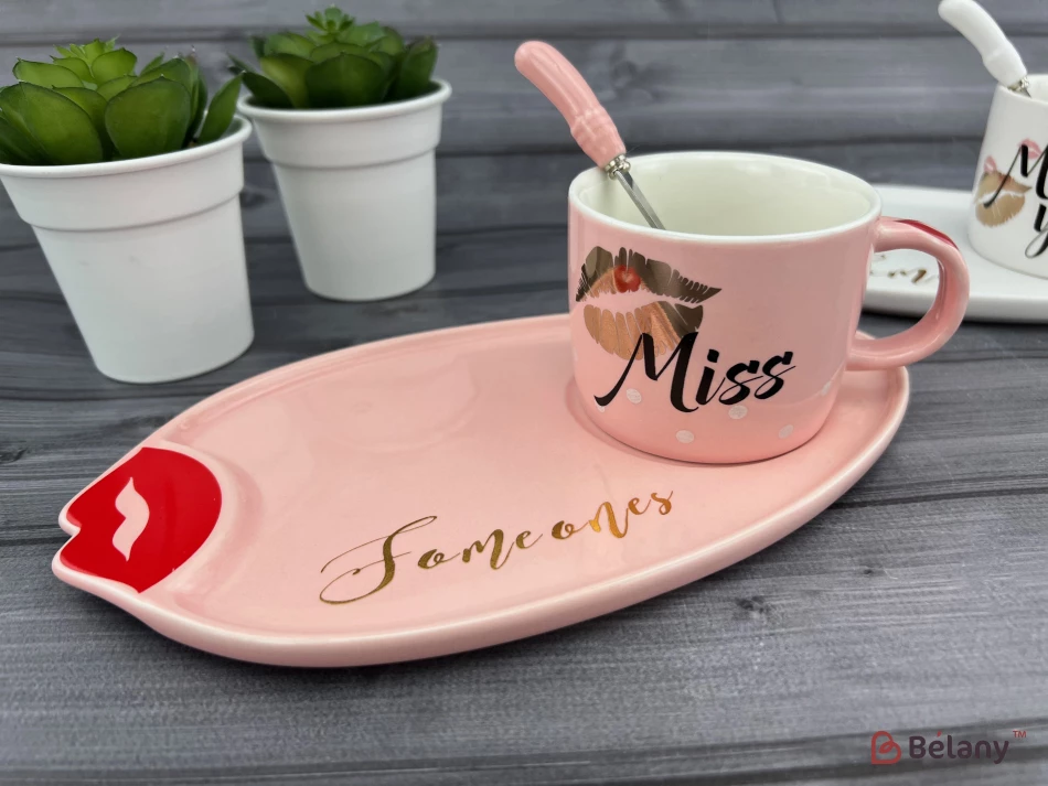 Керамічна чашка з блюдцем "Kiss me" рожева