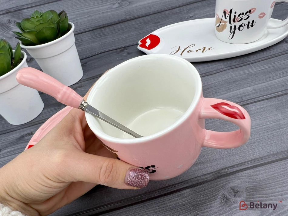 Керамічна чашка з блюдцем "Kiss me" рожева | 3