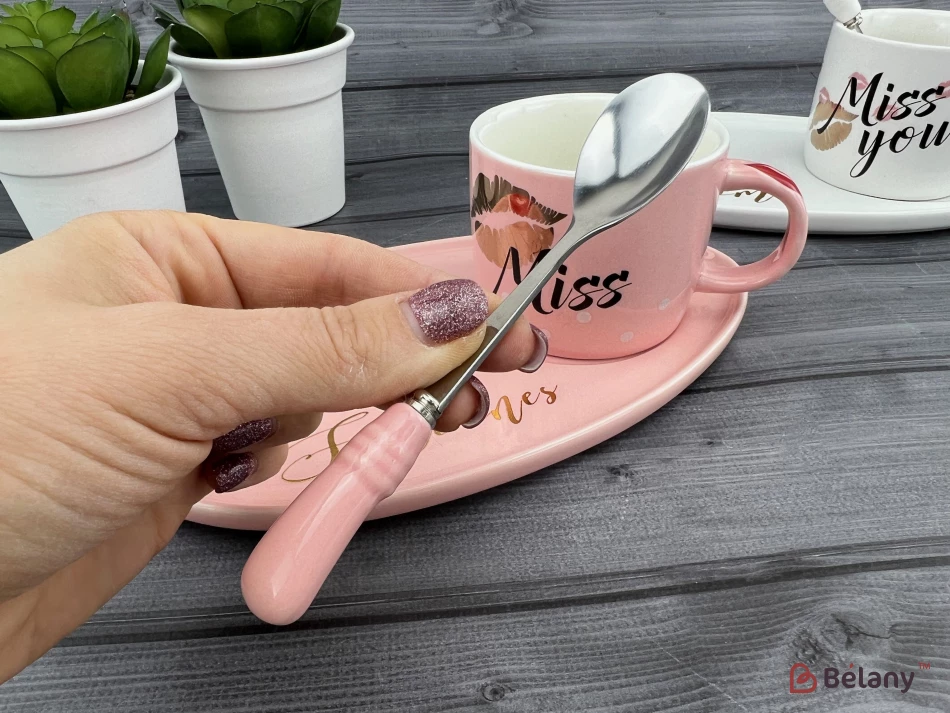 Керамічна чашка з блюдцем "Kiss me" рожева | 4