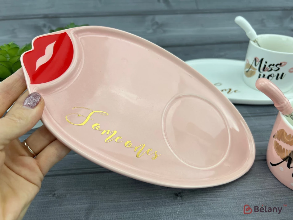 Керамічна чашка з блюдцем "Kiss me" рожева | 5