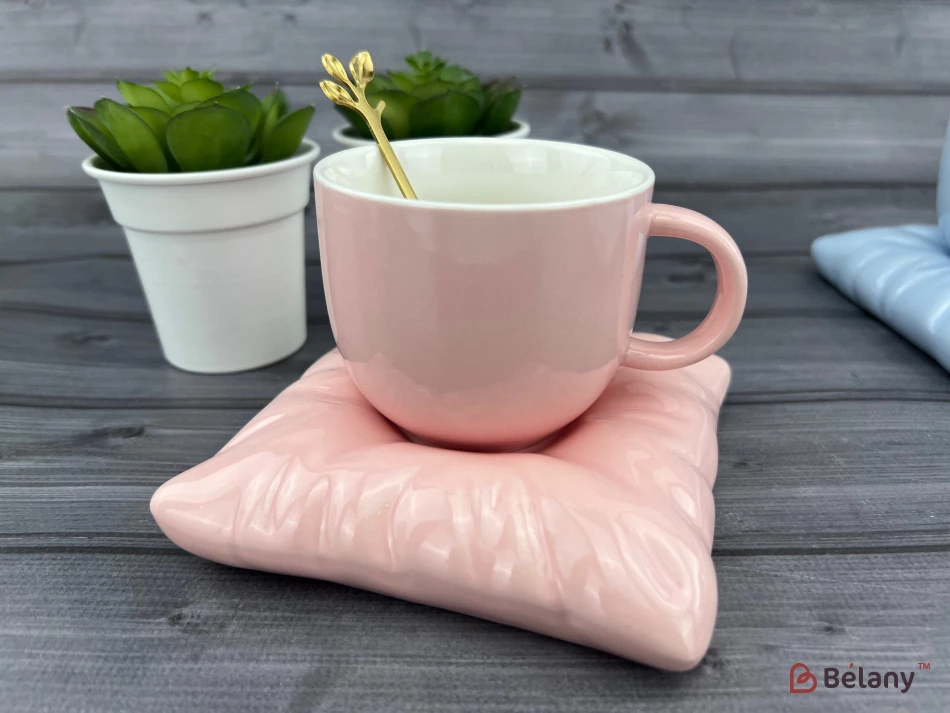 Керамическая чашка с блюдцем "Cup on pillow" розовая