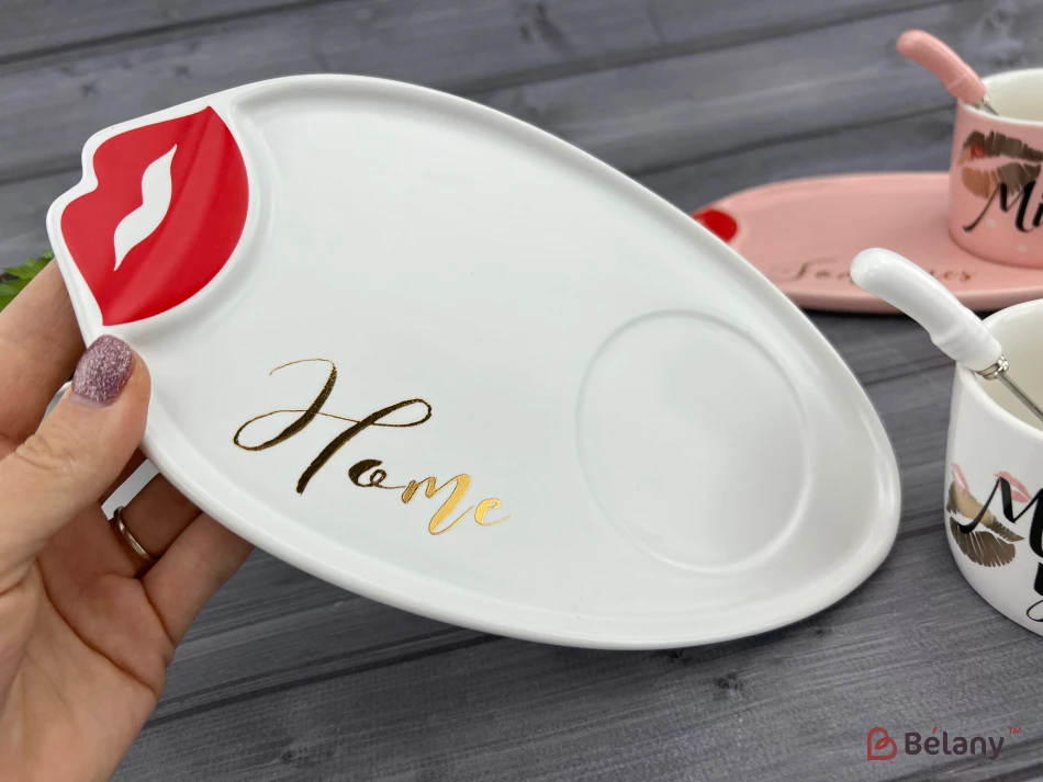 Керамічна чашка із блюдцем "Kiss me" біла | 3