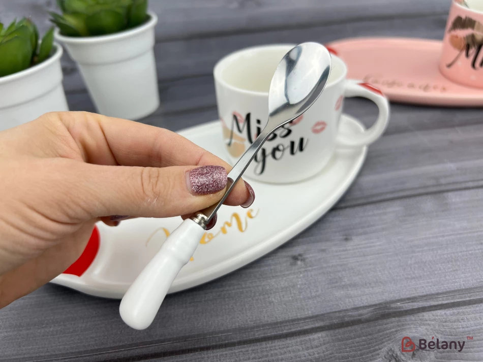 Керамічна чашка із блюдцем "Kiss me" біла | 4