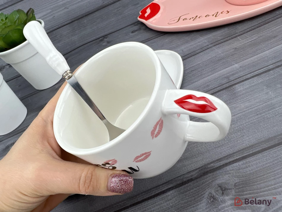 Керамічна чашка із блюдцем "Kiss me" біла | 5