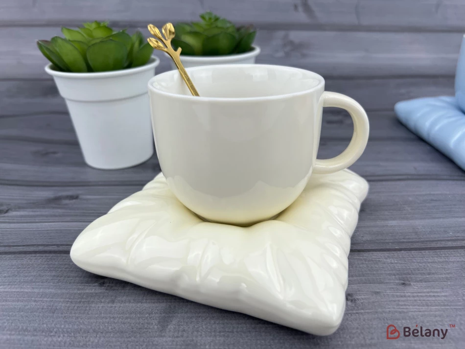 Керамическая чашка с блюдцем "Cup on pillow" молочная