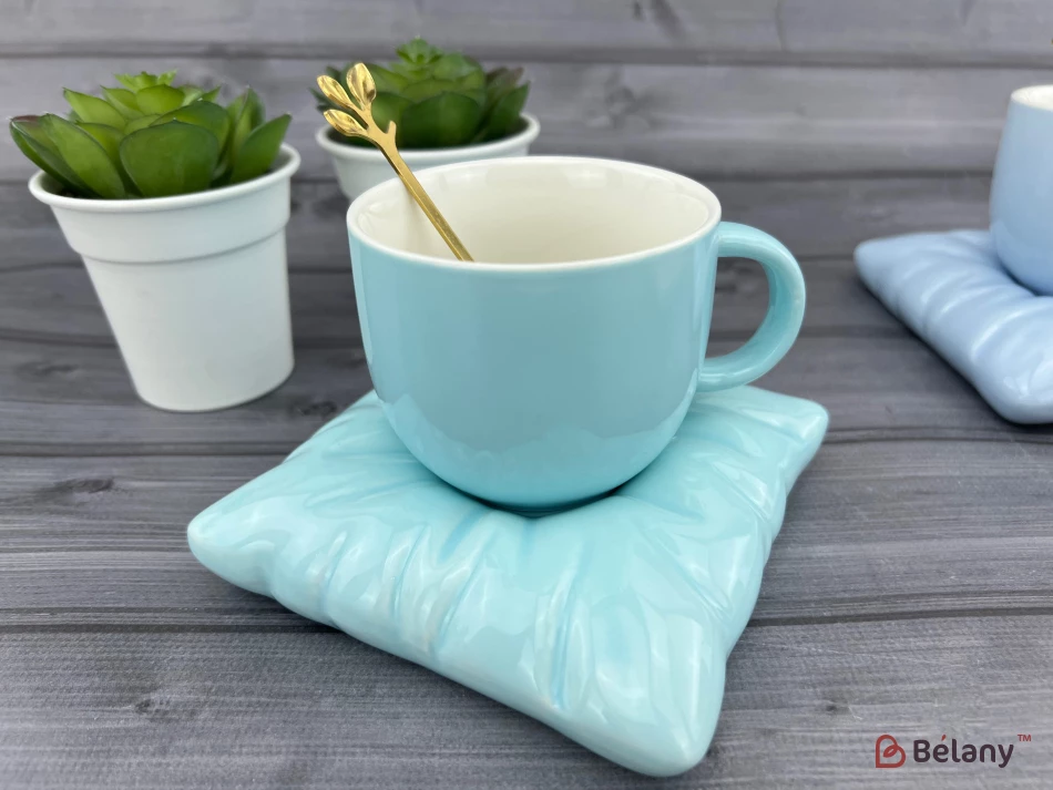 Керамічна чашка з блюдцем "Cup on pillow" блакитна