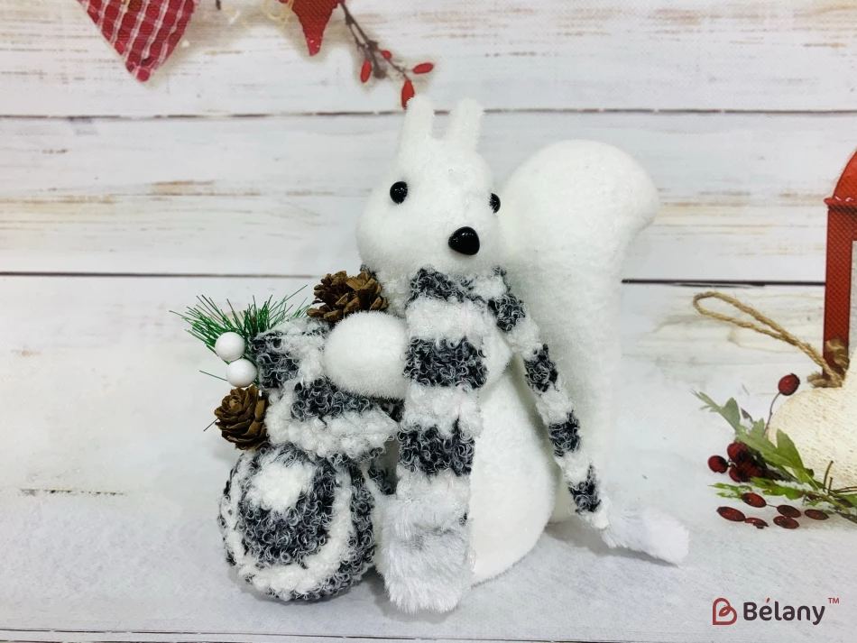 Білочка з шарфом та подарунком