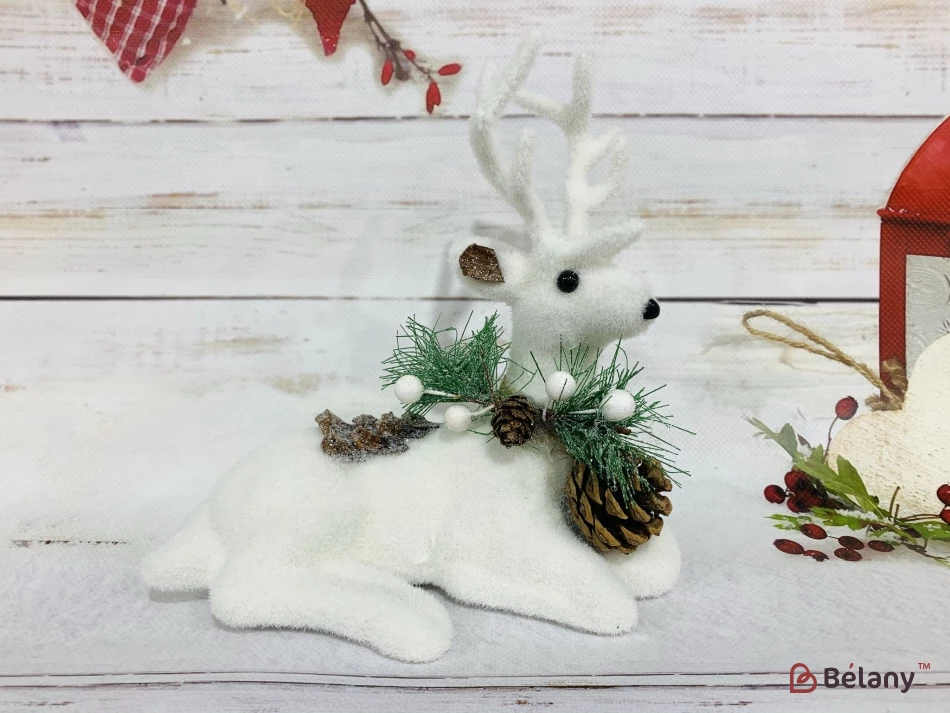 Олень із композицією