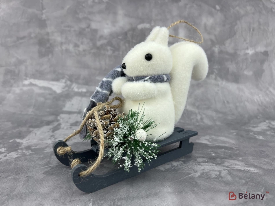 Новорічний декор "Білочка на санчатах".