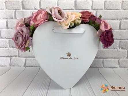Коробка для цветов "Сумочка сердце" белая