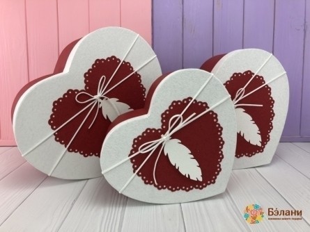 Белая коробка в форме сердца "Feather"