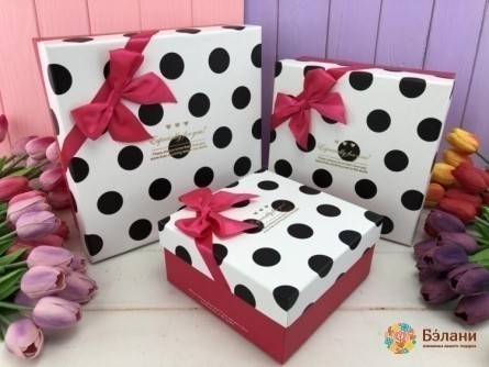 Белая подарочная коробка "Горох"