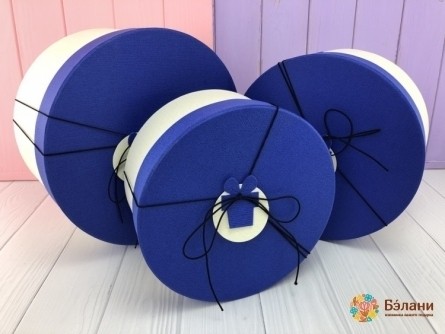 Круглая коробка на резинке "Blue and white"