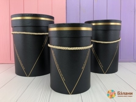 Черная круглая коробка "Golden V"