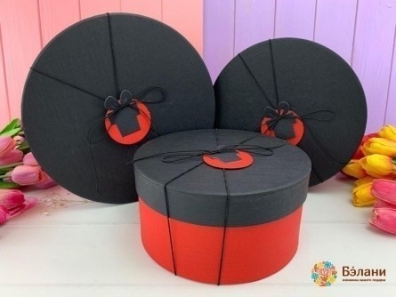 Круглая коробка на резинке "Black and red"