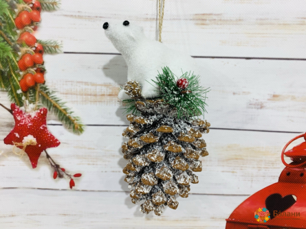 Елочная игрушка "Белый Медвежонок на шишке"