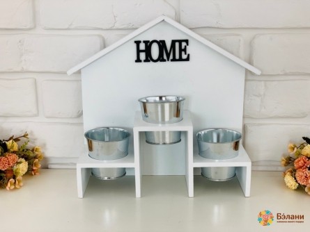 Дерев'яний вазон у формі будинку з металевими відерцями під квіти