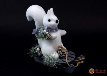 Новорічний декор "Білочка на санчатах".