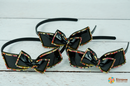Обруч "Lacquer bow"  черный с цветными стразами