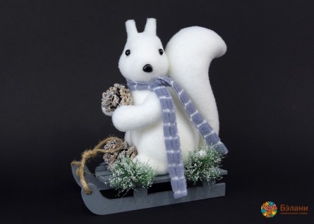 Декор "Белка на санках серых"