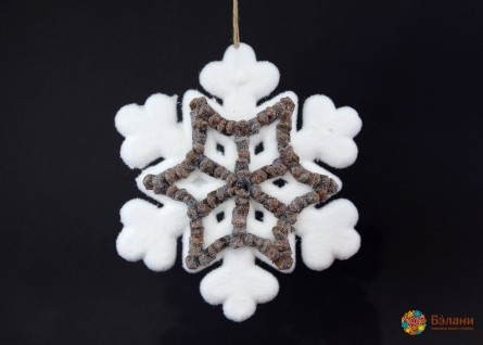 Подвесная большая снежинка с декором