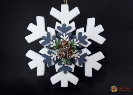 Подвесная большая снежинка с декором