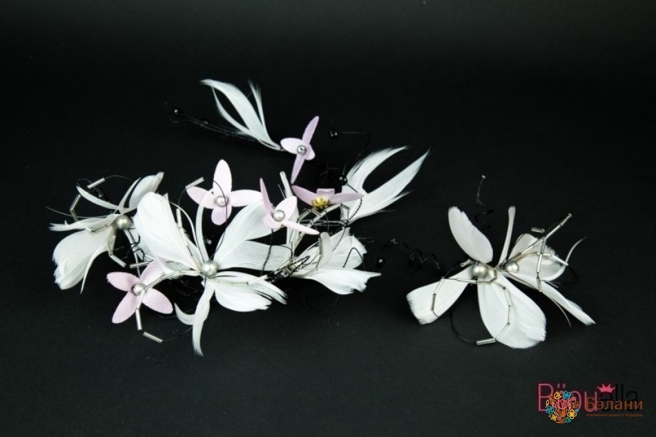 Вінок з квітами та пір'ям