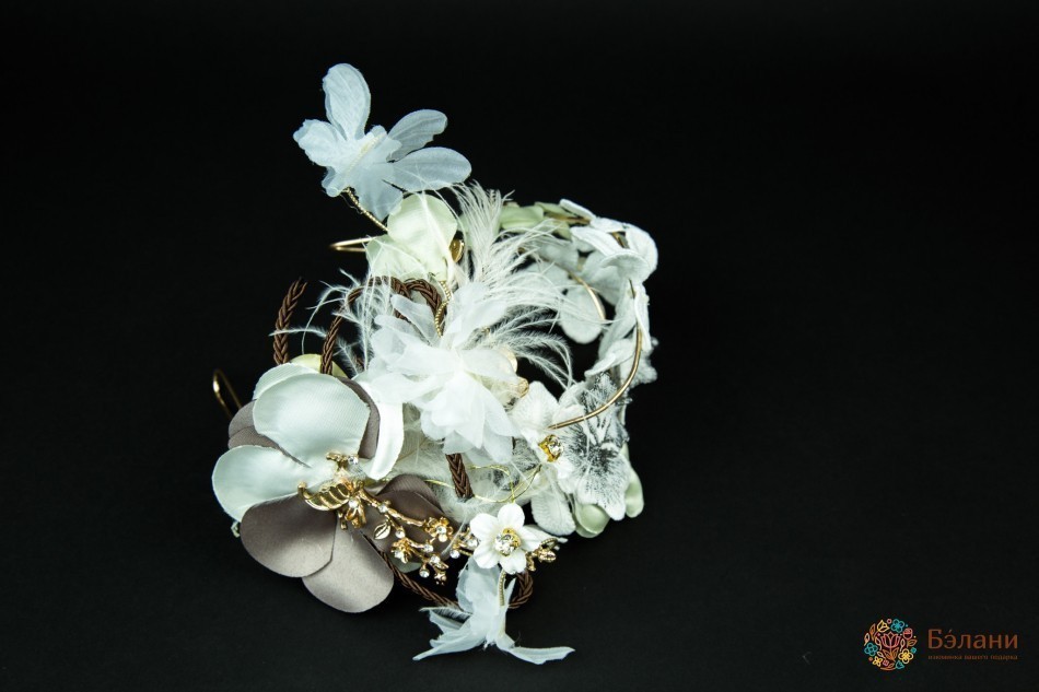 Діадема з квітами та метеликами