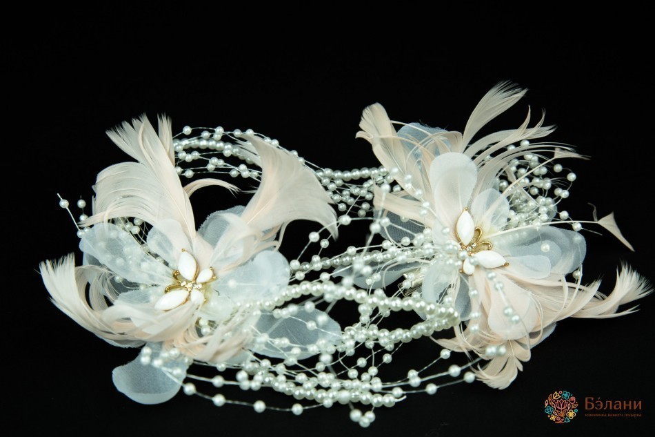 Дзьоб парний з метеликами та перлинними нитками