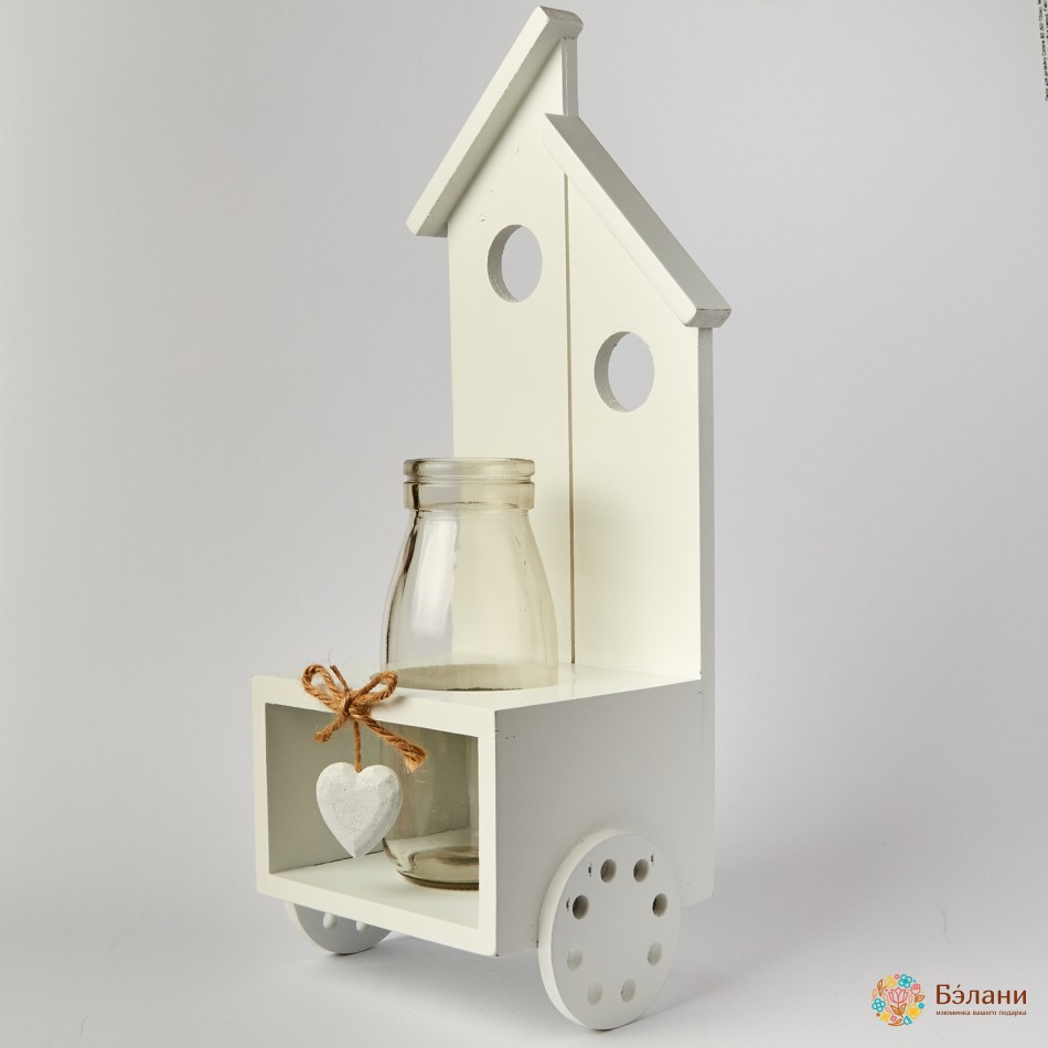 Дерев'яний вазон у формі будинку зі скляною пляшкою