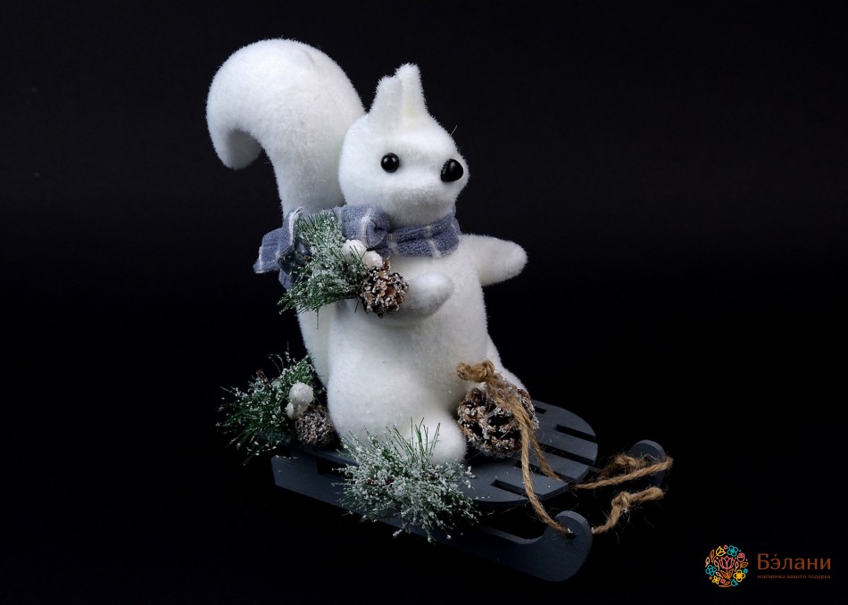 Новорічний декор "Білочка на санчатах".