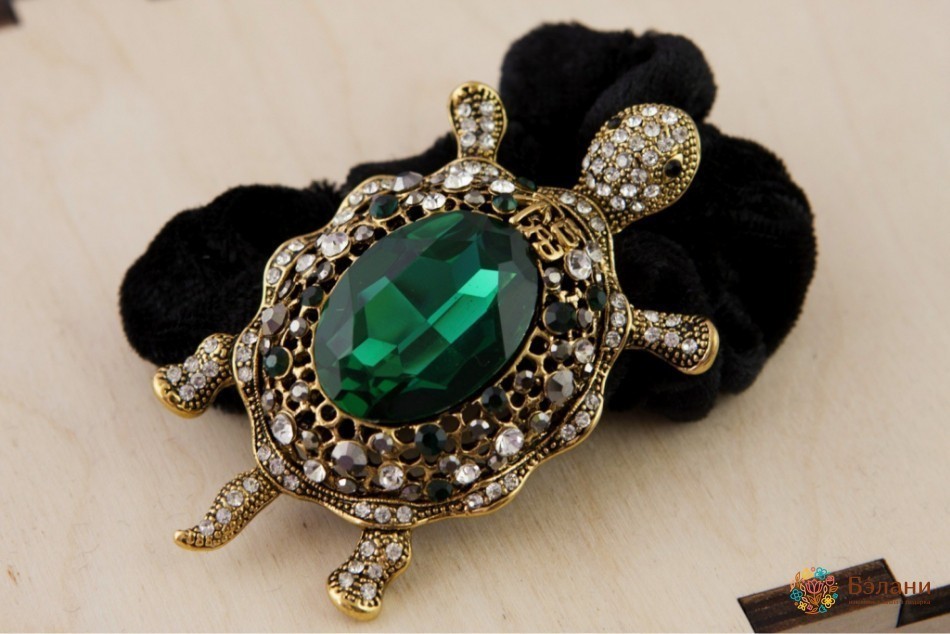 Гумка "Смарагдова черепаха" на чорному оксамиті