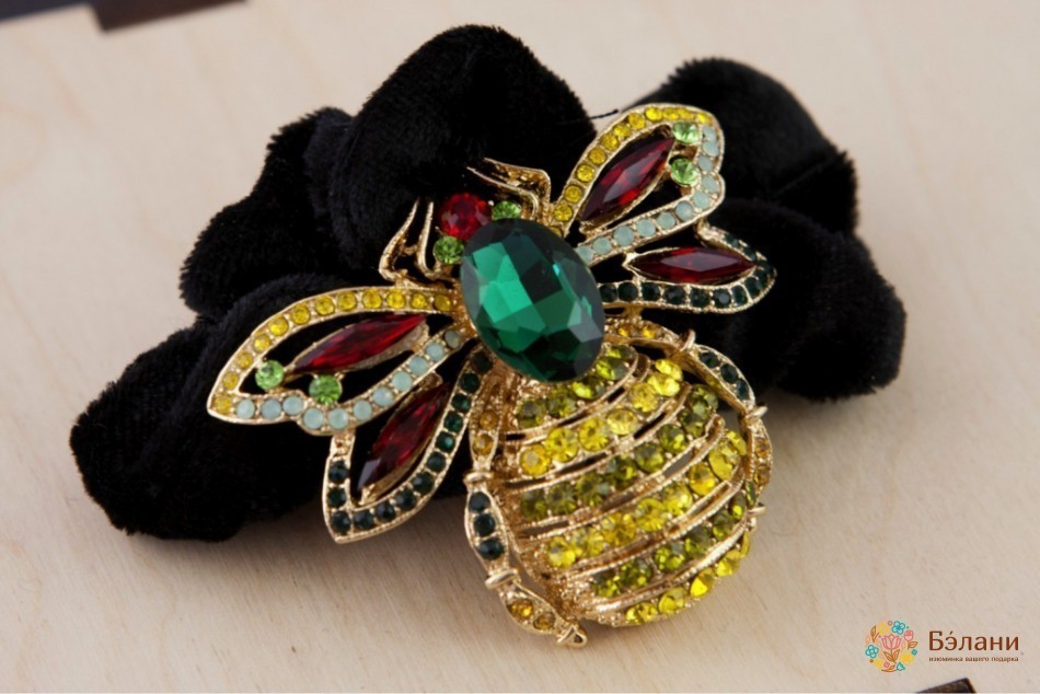 Гумка "Бджілка зі смарагдом та рубінами" на чорному оксамиті