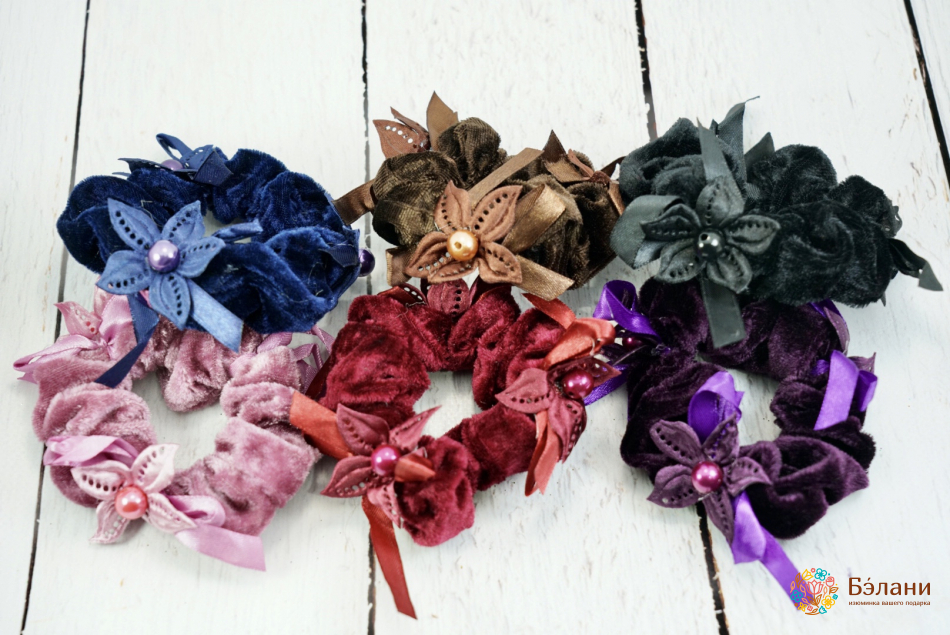 Резинка бархатная "Цветы с жемчугом"