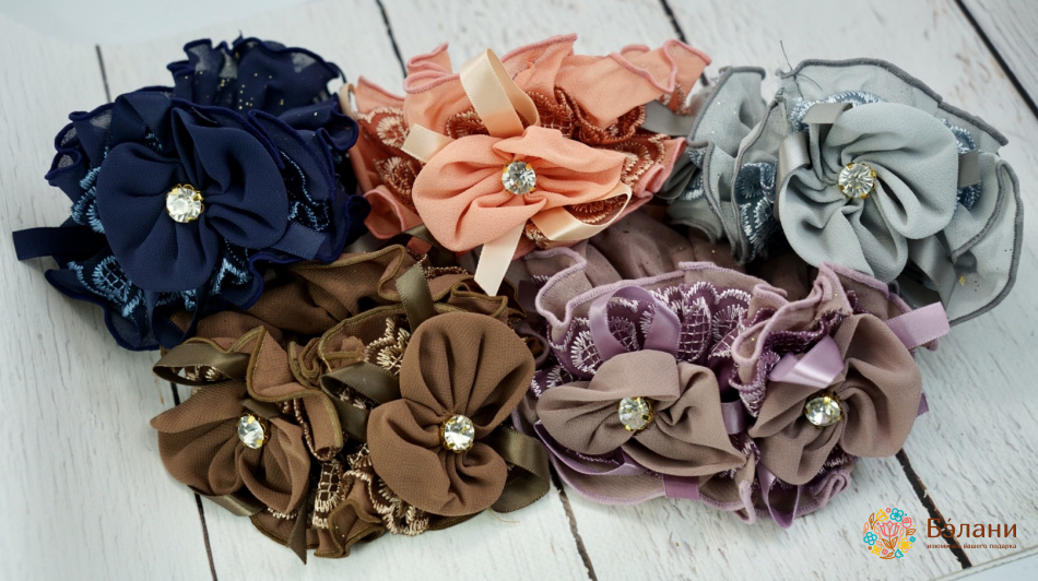 Трикотажна гумка з гіпюром "Квітка з каменем" об'ємна