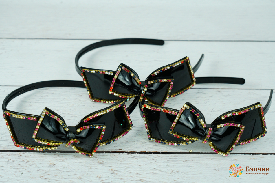 Обруч "Lacquer bow" черный с цветными стразами
