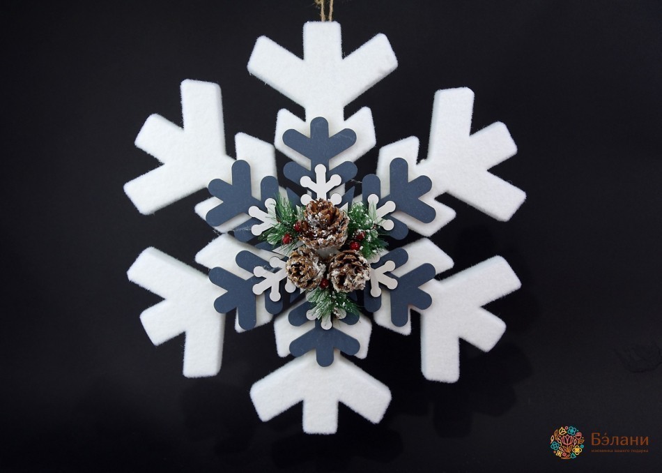 Підвісна велика сніжинка з декором