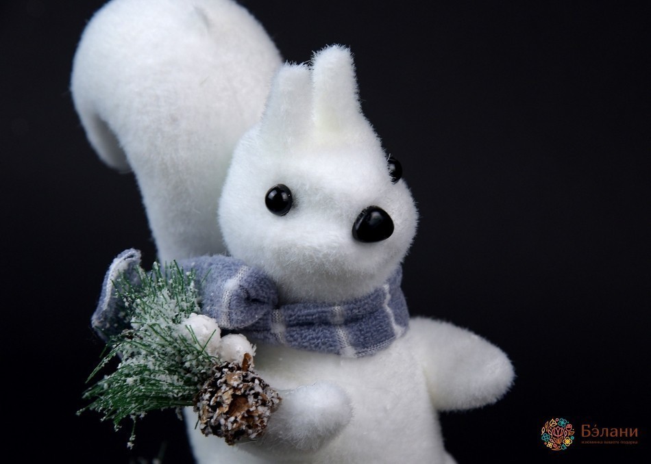 Новорічний декор "Білочка на санчатах". | 2